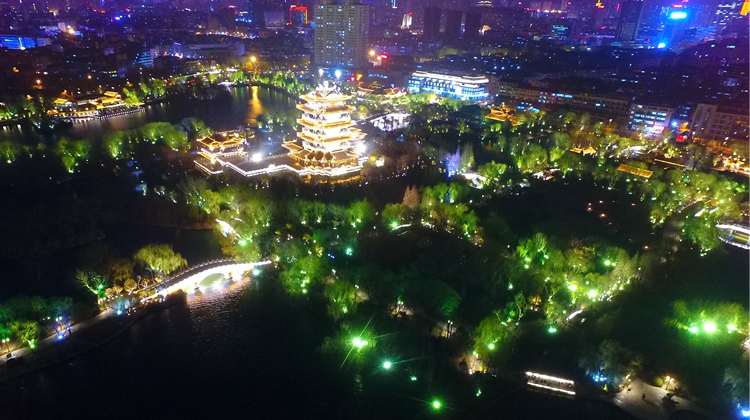 仲夏梦幻凭水秀，声如澎湃，势若滔滔