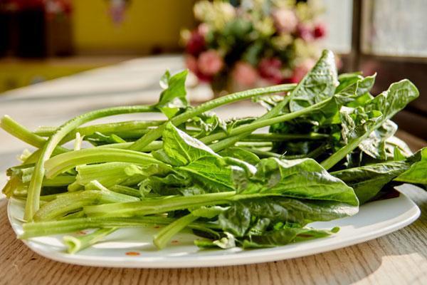 脖子上突然长小肉粒千万要当心,脖子上长出小肉粒怎么解决