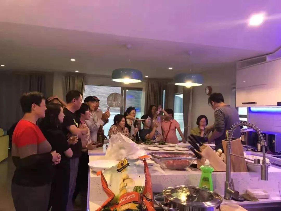 中国小伙去新西兰却横扫对手获得冠军，每份食材在手上都是艺术品