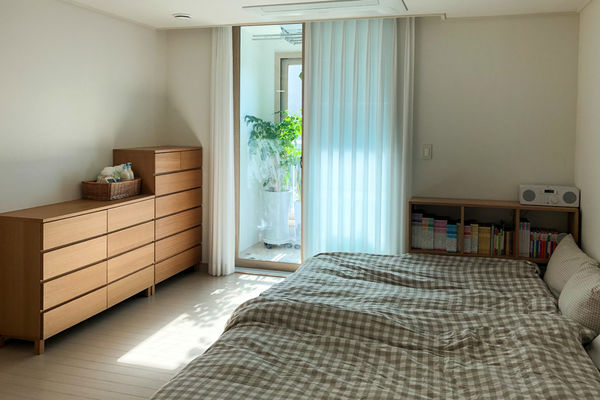 适合一家四口的书房式客厅 (五口之家客厅书房一体设计)