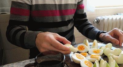 小哥为减肥只吃鸡蛋，苹果，绿茶，看他3天后的体重变化