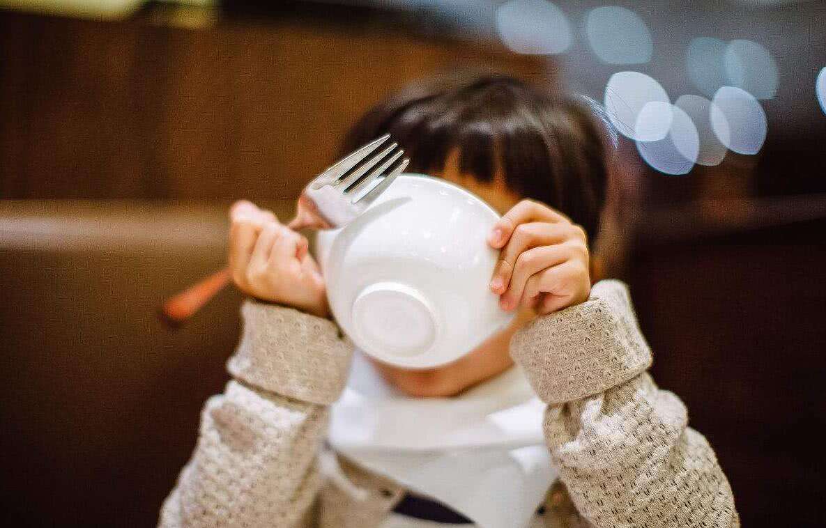 宝宝二岁多了还不咋会说话有事吗,宝宝二岁不会说话什么都知道