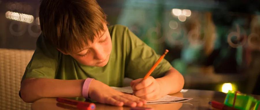 童年逆境对大脑发展影响,童年时期影响脑发育的积极经历