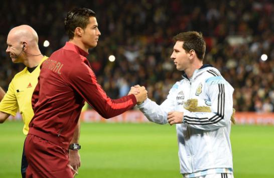 足球迷拥抱梅西的年纪,梅罗世纪同框视频