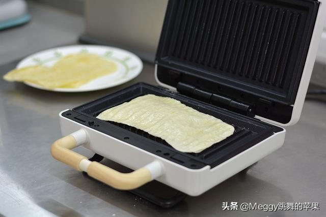 1块面擀一擀，空心烙饼鼓囊囊，夹上烤肉真叫香，国庆假期就吃它