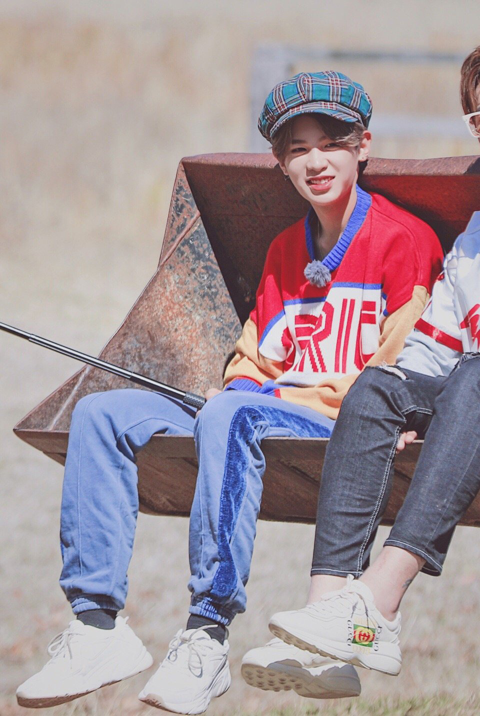 黄明昊元气满满弹额头,黄明昊靠颜值撑起造型