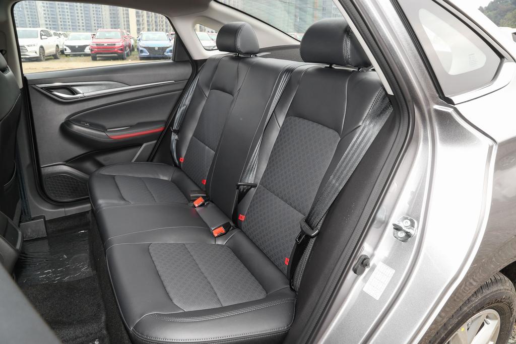 逸动plus1.4t蓝鲸和1.6l底盘一样,驾驶逸动