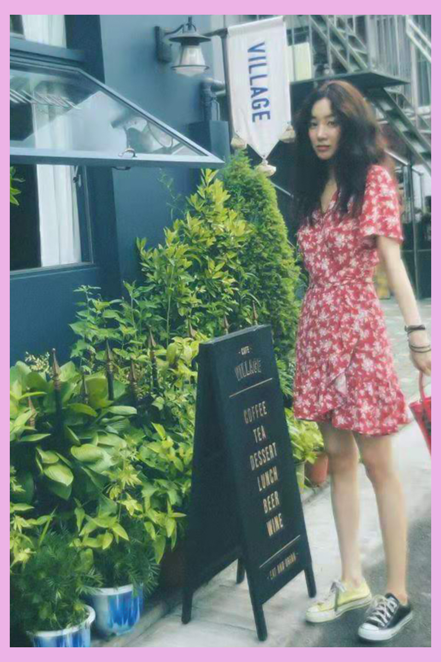 郑丽媛晒穿搭，小卷毛太吸睛，韩国小姐姐的夏天都是这么好看吗