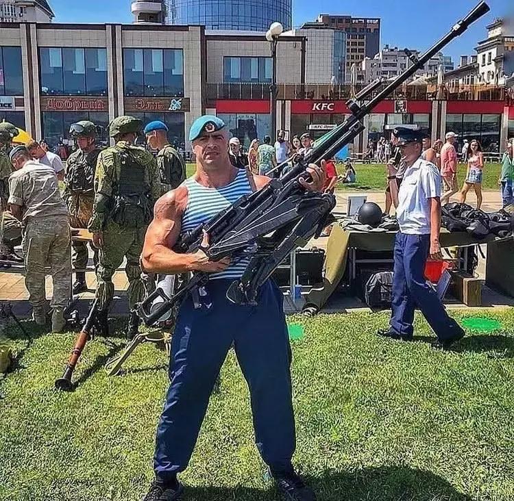 重机枪穿甲弹打穿装甲车,12.7毫米重机枪打装甲车