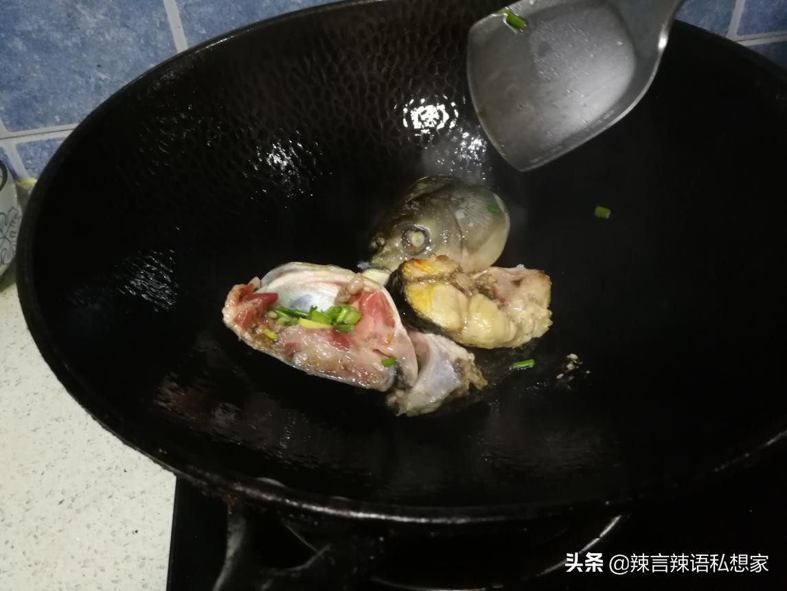 鱼头炖豆腐要不要把鱼头先腌一下,鱼头豆腐怎么去腥臭味