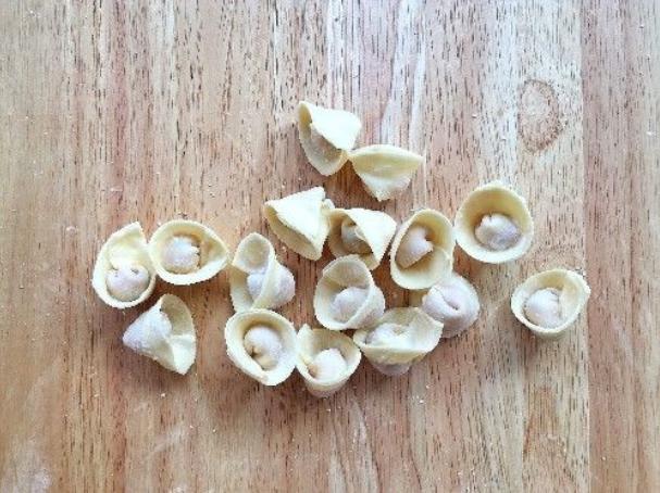 饺子皮厚不好吃?教你2个绝招,皮更筋道怎么煮都不破