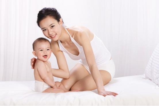 宝宝不睡也不哭需要哄吗,宝宝不睡非要哄睡吗