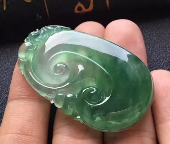 属龙佩戴翡翠如意吊坠,戴翡翠如意吊坠有什么讲究吗