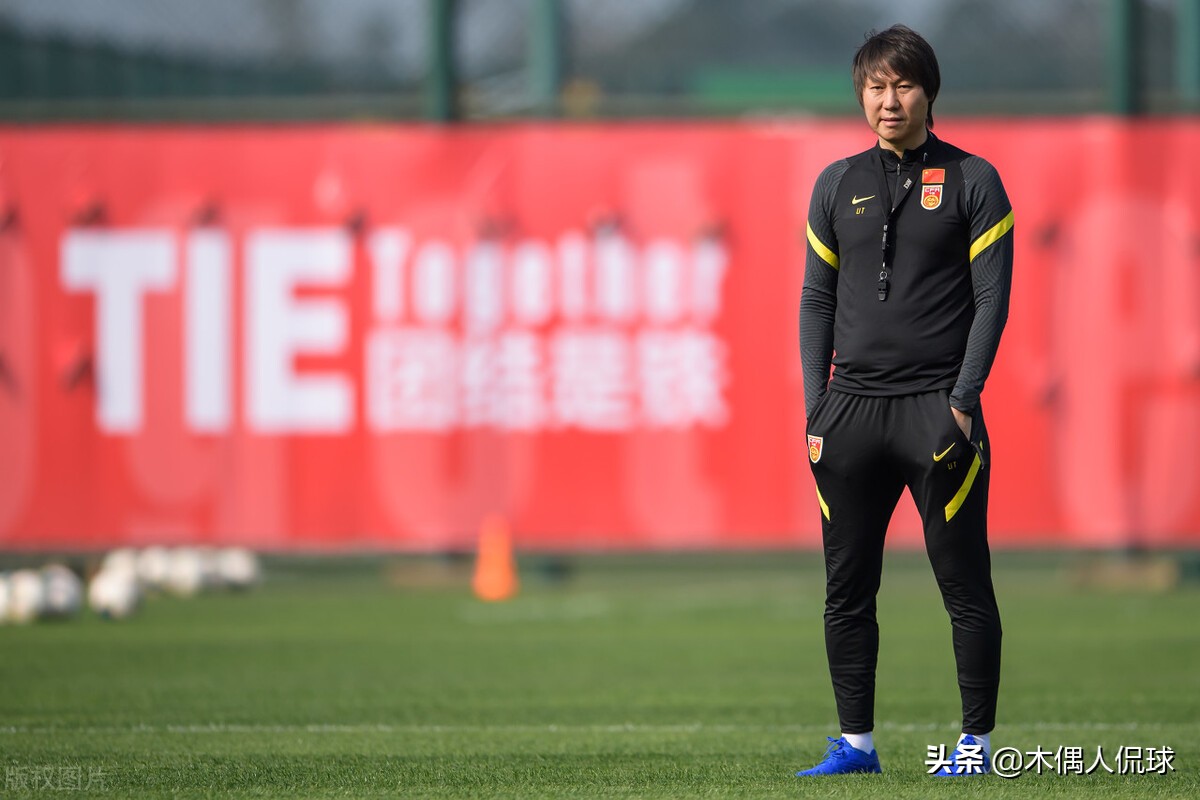 李铁续约，国足12强赛阵容大换血？5归化唱主角，89黄金一代淡出