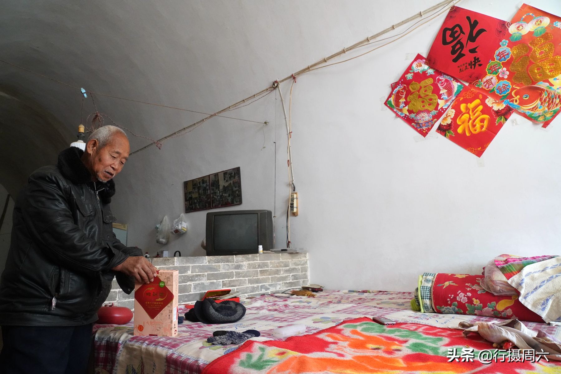 农村8旬大爷养猪,80岁大爷养600斤大野猪当坐骑