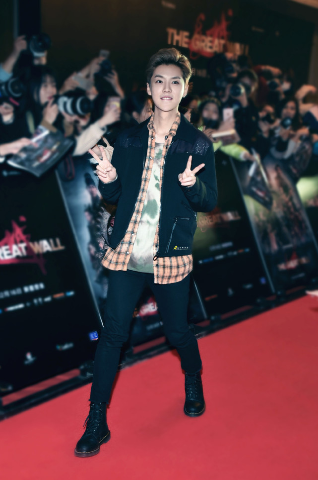 鹿晗最新广告大片曝光，粉色服装混血感满满，内娱颜值天花板