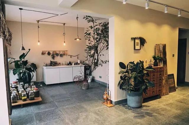 不当环球小姐，她跑到深山，种菜、调香，过上佛系人生