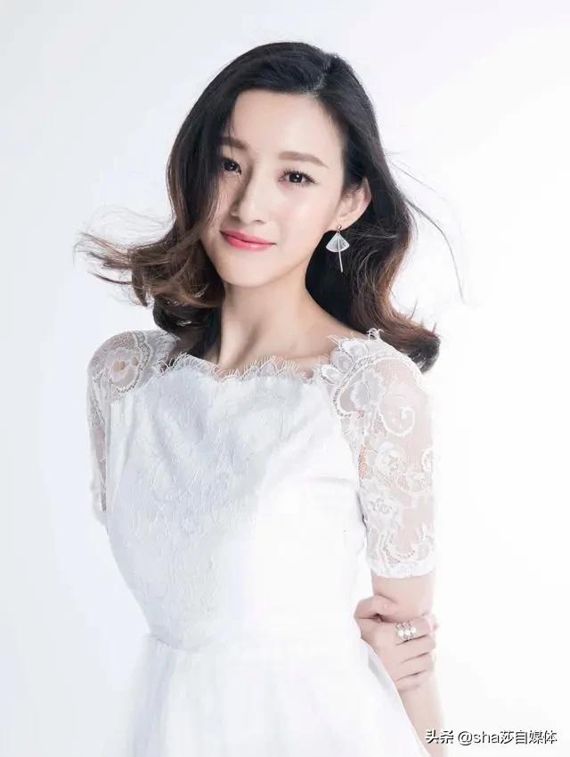 央视最靓女主播，21岁进体育频道，私下形象反差大