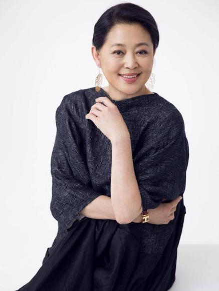 她连续主持13次春晚,她主持了17个春晚