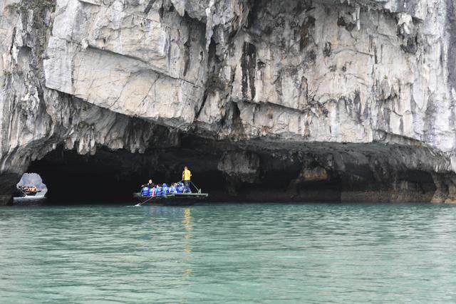 这里虽然风景如画人们生活的却很凄惨没日没夜的追着大船讨生活