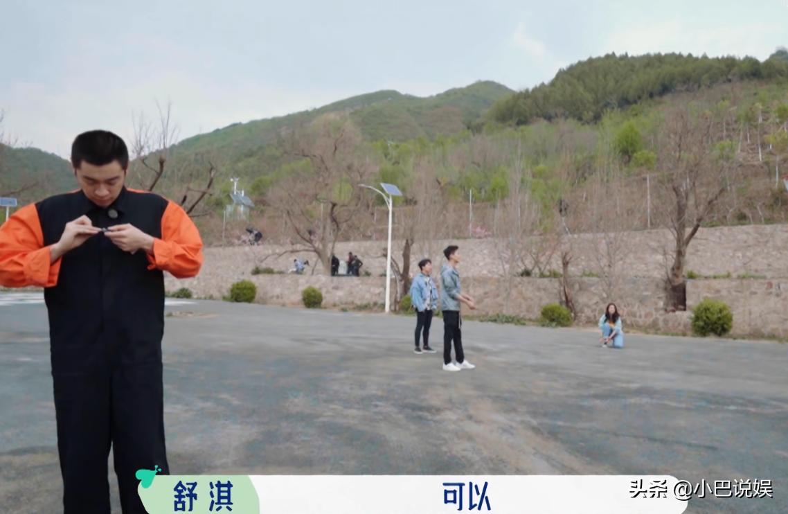 精致过头？桃花坞村长打篮球，热身活动让人等不及，剪指甲至于吗