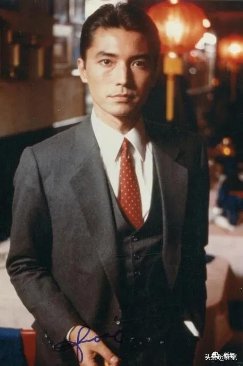 1米8大长腿，抿嘴笑爆红被吹顶级神颜，没想到竟然是照骗...