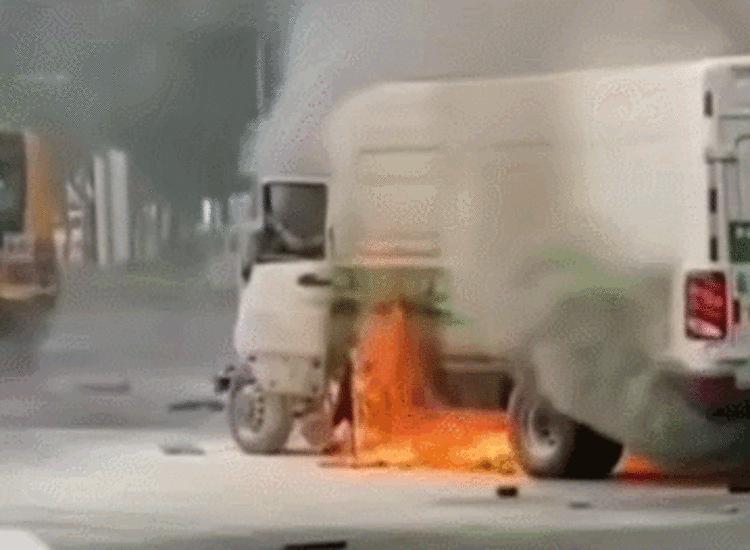 电动车自燃比亚迪会赔吗,电动车自燃烧坏汽车案件