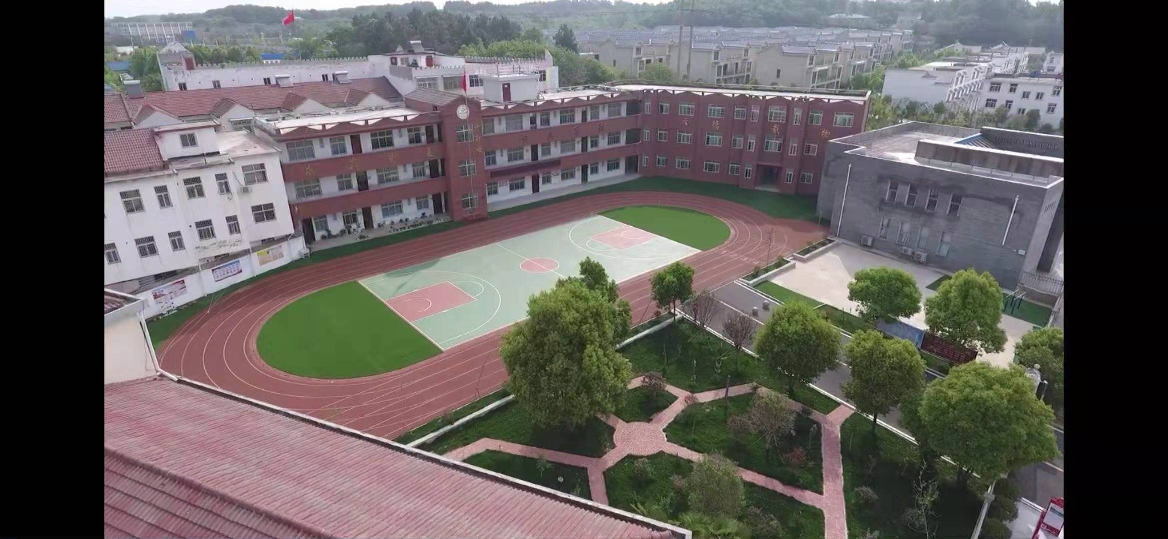 平桥区推进中小*运学**动场标准化建设，塑胶运动场比例达70%