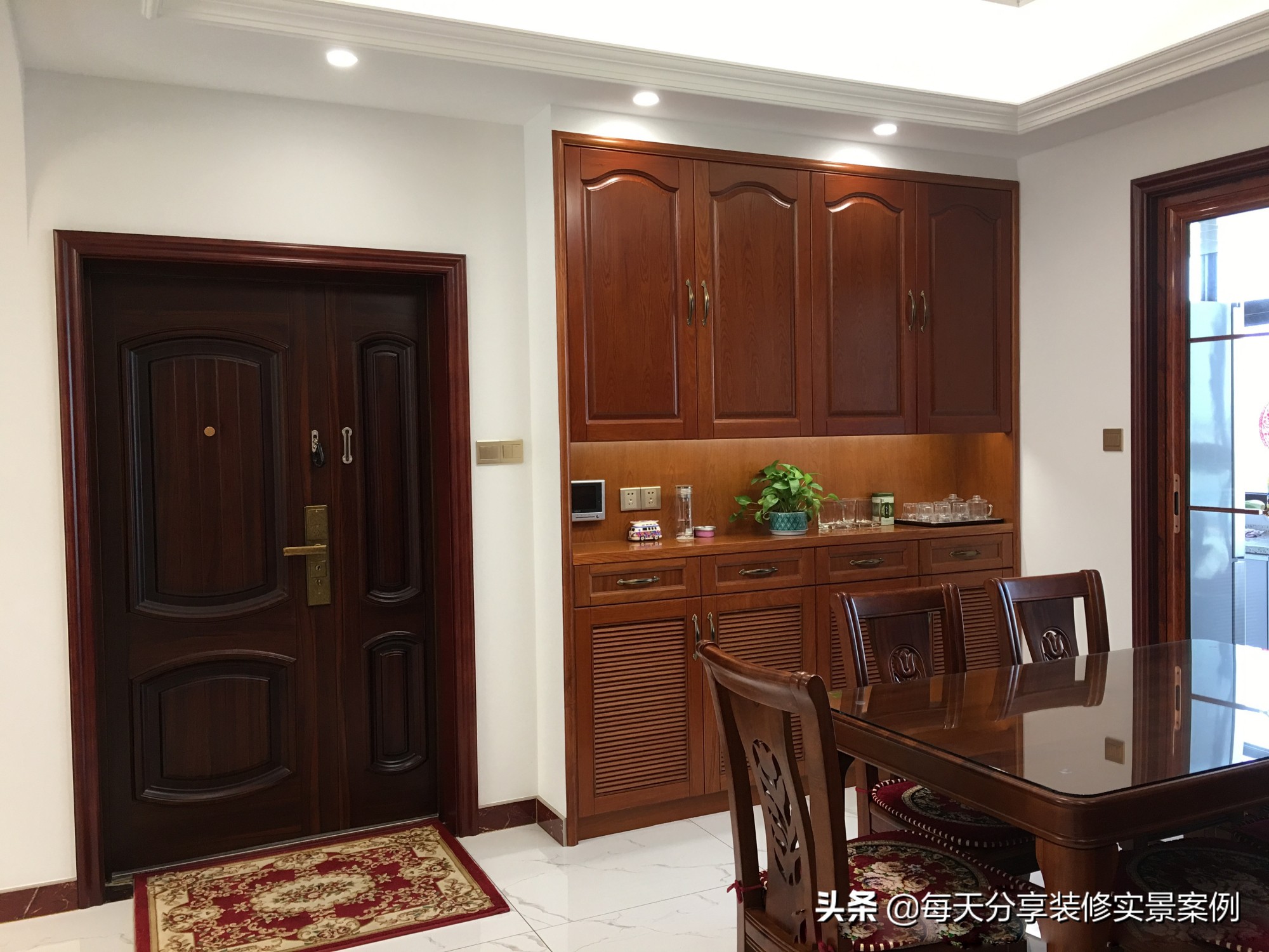 一进门就是餐厅和客厅鞋柜装修图,进门餐厅客厅鞋柜隔离柜一体设计