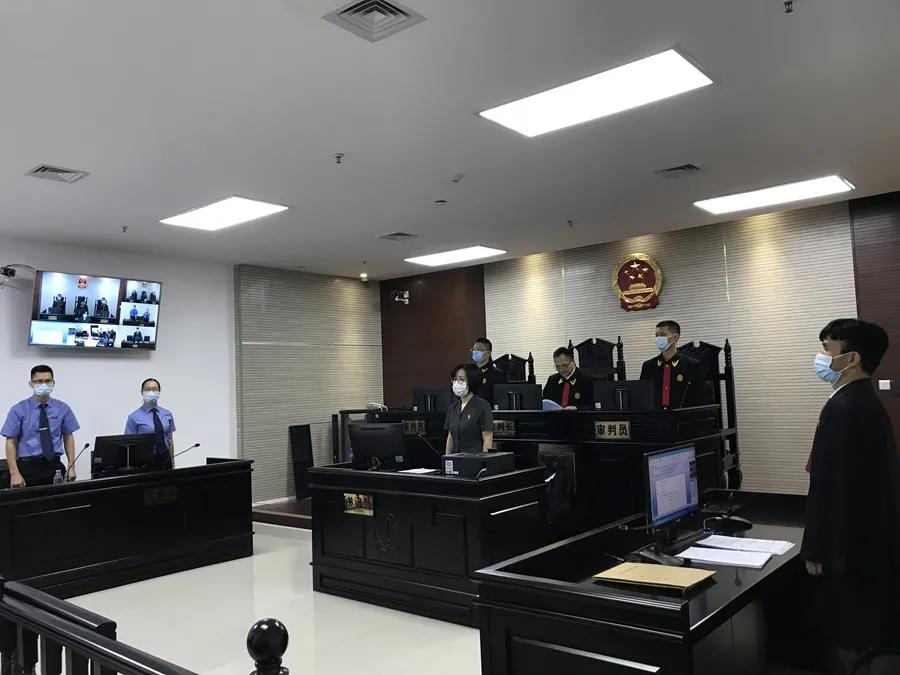 再见，标哥！面对手持利刃的歹徒，他用身体挡住了尖刀！