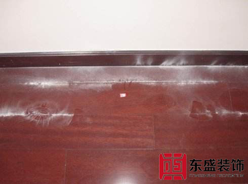 木地板灰灰的擦不干净,木地板怎么拖又干净又亮还不沾灰