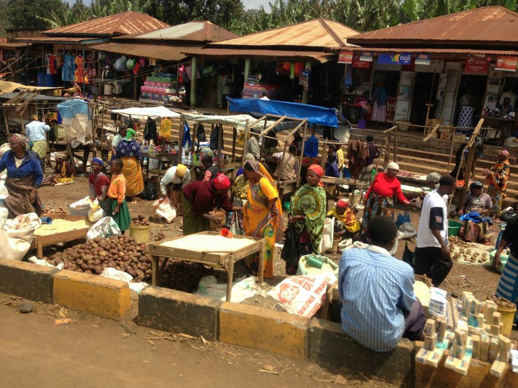 网友在非洲打工，黑人女性喜欢用头顶塑料桶买菜，火柴非常流行