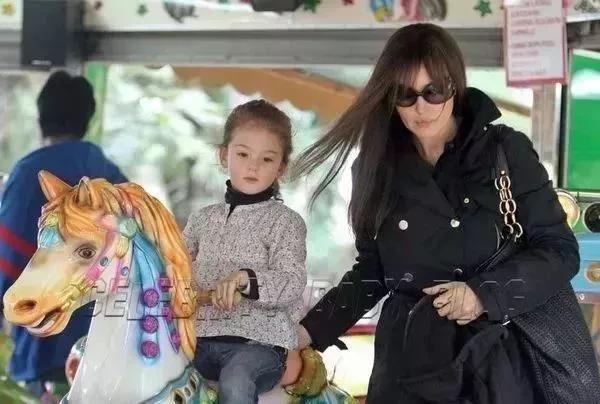 她是全球公认的最性感女神：“裸露”却不情色的人间*物尤**