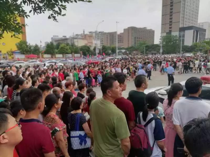 考完啦！莆田考场外上演“00”后深情告白！这些场景都太美~~