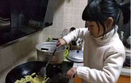 一个孩子的成长需要陪伴,放糖放盐补钙效果好吗