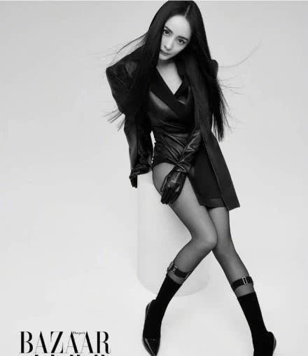 张钧甯挑战皮衣诱惑赶时髦！连衣裙套装+红唇实力扮酷