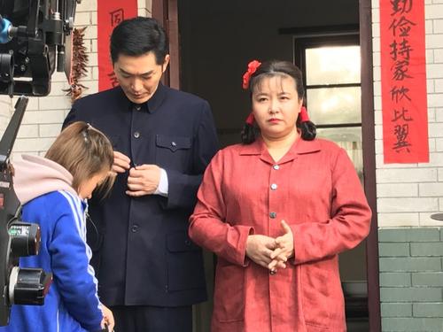 一个女人两个男人三个孩子,《我的小姨》何不改名《我的绿茶》?