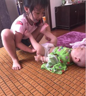 姐姐给婴儿弟弟换纸尿裤,姐姐给2岁弟弟换纸尿裤
