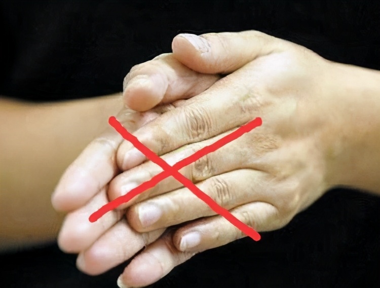 擦乳液都觉得油怎么回事,擦乳液感觉粘粘的