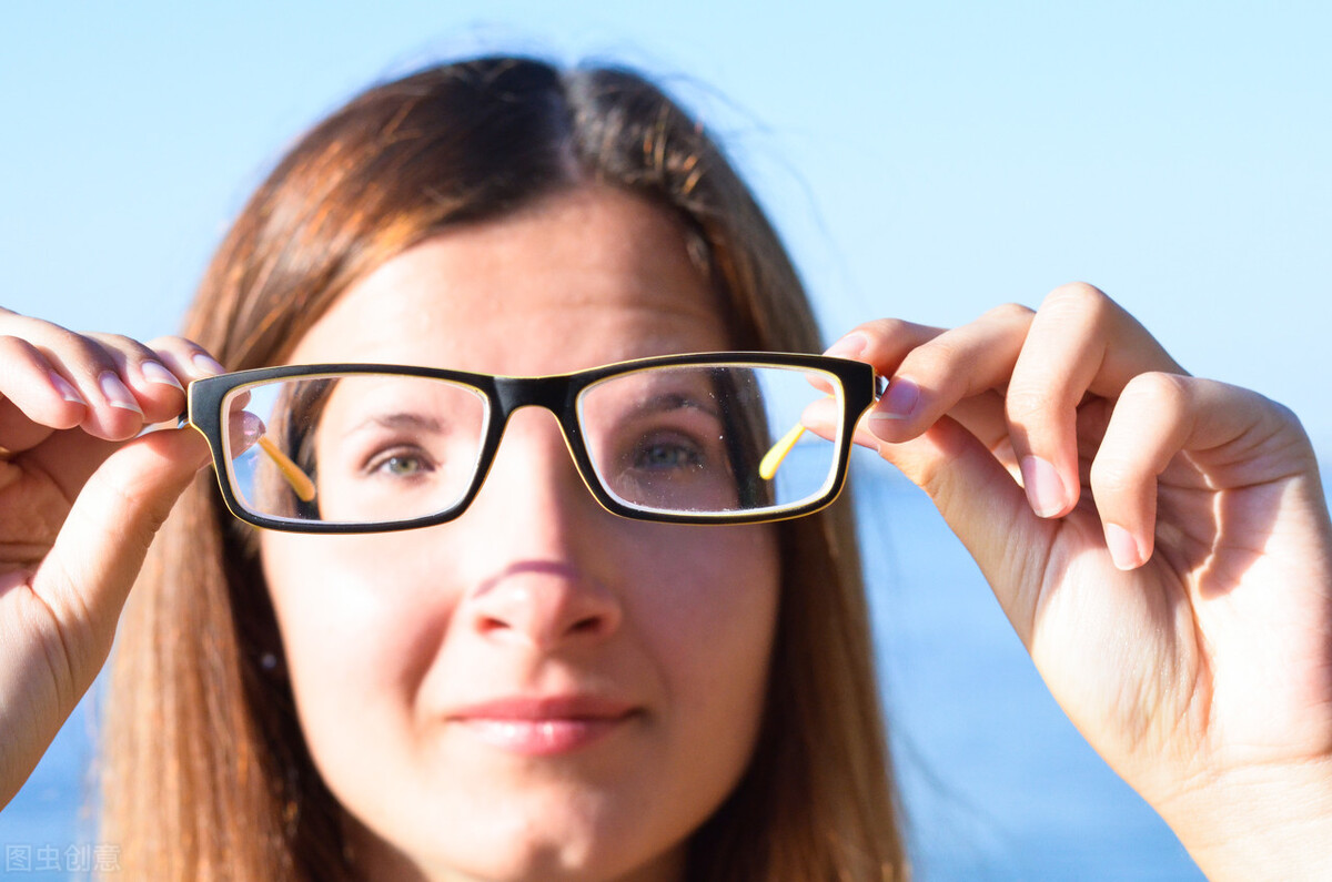 眼睛视力出现黑影什么原因,眼前出现黑影是什么病症怎么治疗