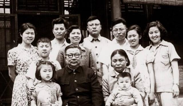 1949年开国大典，毛主席正装之下，穿着4个大窟窿的羊毛衫裤