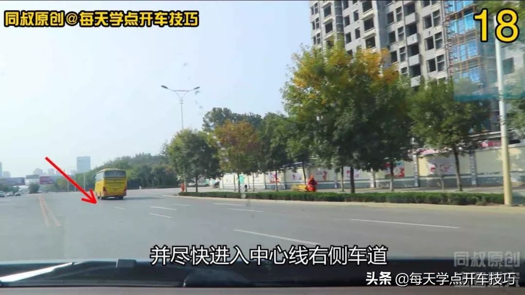 丁字路口直行为黄灯怎样通过,十字路口右转黄灯一直闪可以通过