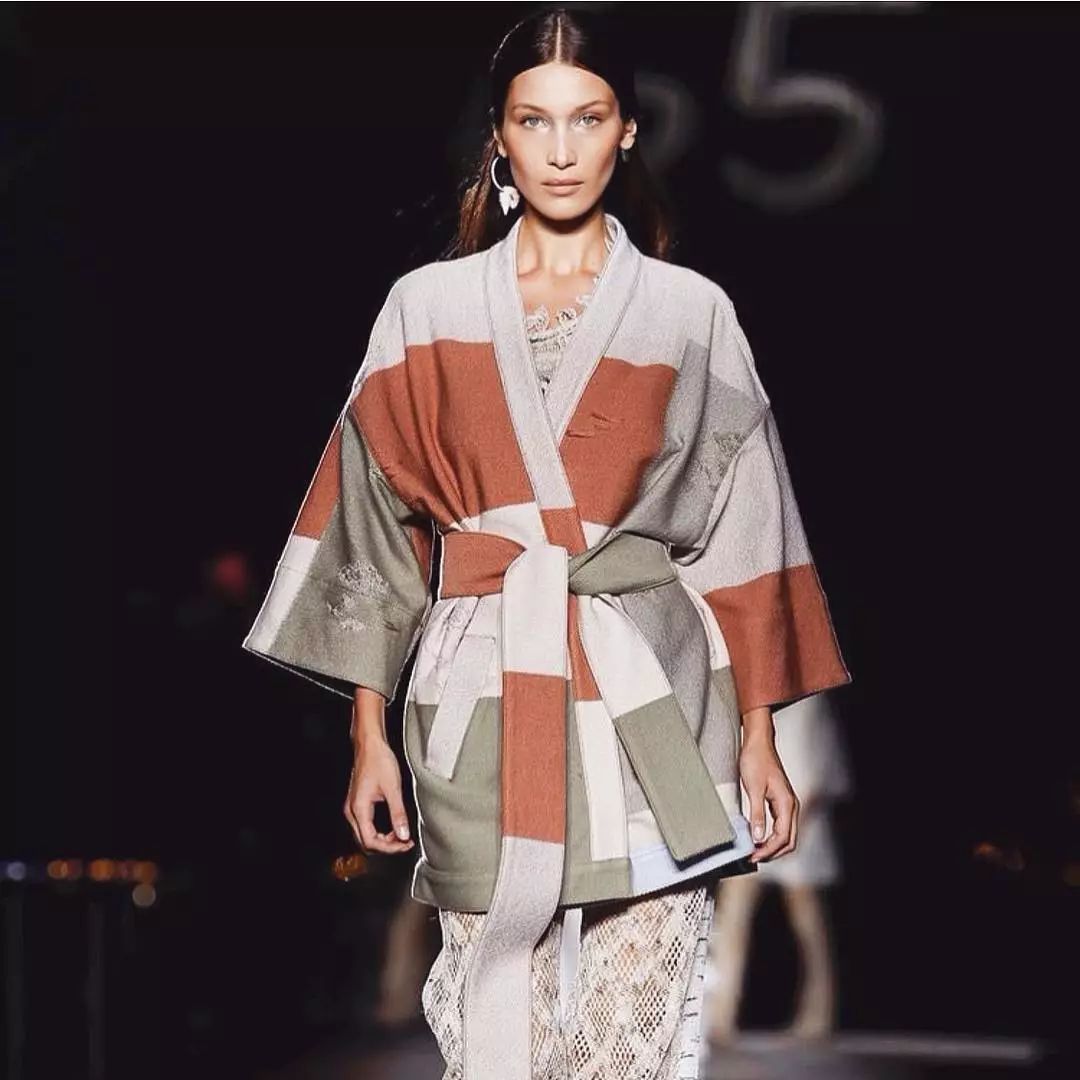 超模bellahadid现场喷制礼服,bellahadid变身复古摩登女郎