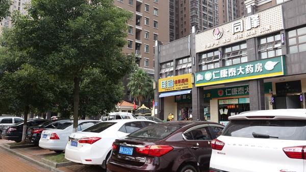 广场舞比赛中大妈突然倒地猝死,广场舞噪音扰民大爷结局