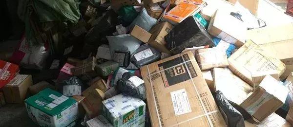 女子拆开包裹吓瘫,女子拆快递毁容