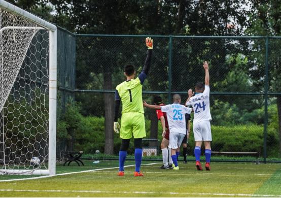 华晨宝马第一名,足球联赛榜首之战