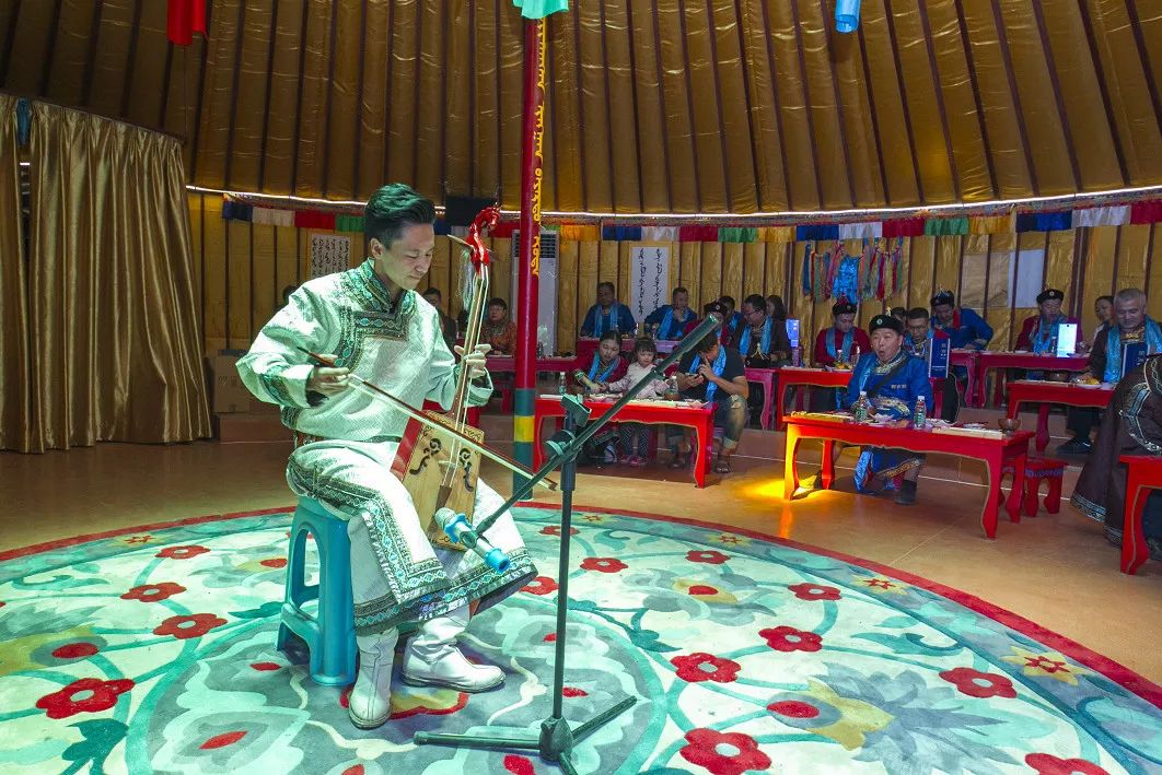 可以吃烧烤烤全羊的地方,有篝火烤全羊的地方