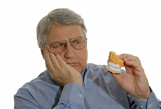 老人吃东西咬嘴唇怎么回事,老人吃东西经常咬舌头怎么回事