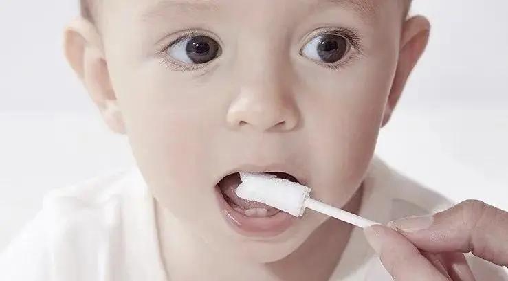 还在给小孩用儿童牙膏吗,牙医涂氟是拿什么涂氟