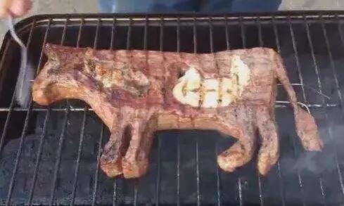 90后小哥摆摊卖烧烤,男子摆摊卖特色烧烤